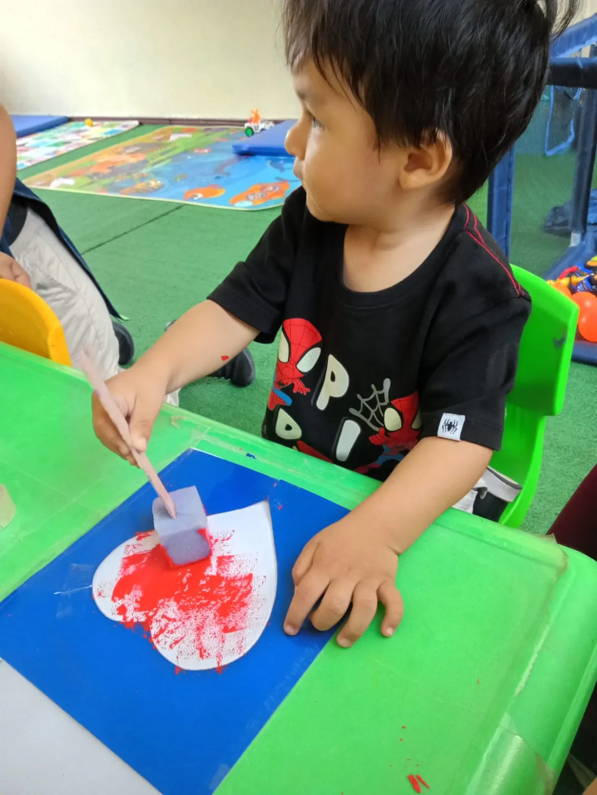 Niño en actividad de pintura artística en guardería Brisa de Hogar, Lima