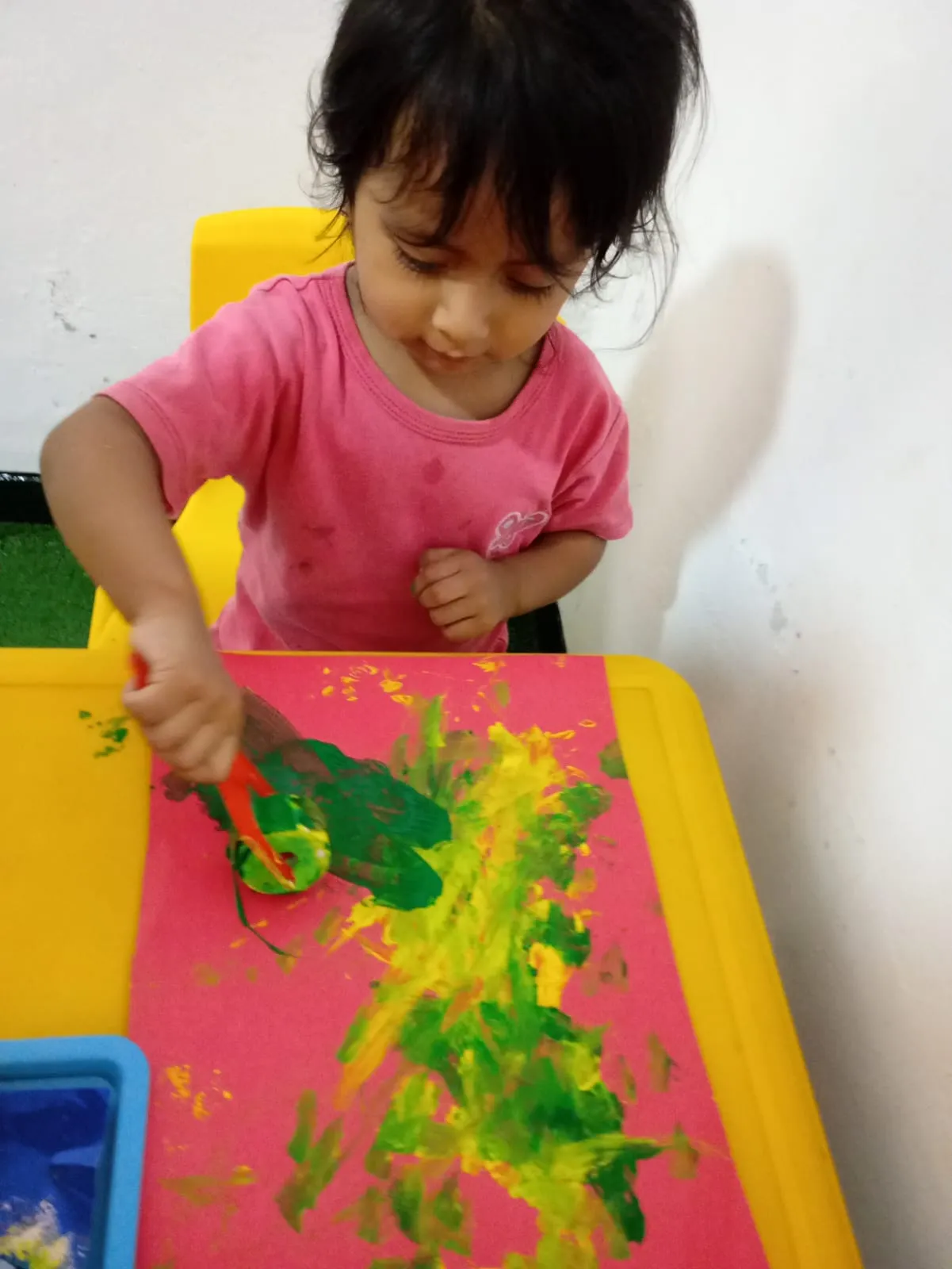 Niña pintando con pinceles — actividad artística en guardería Brisa de Hogar Lima