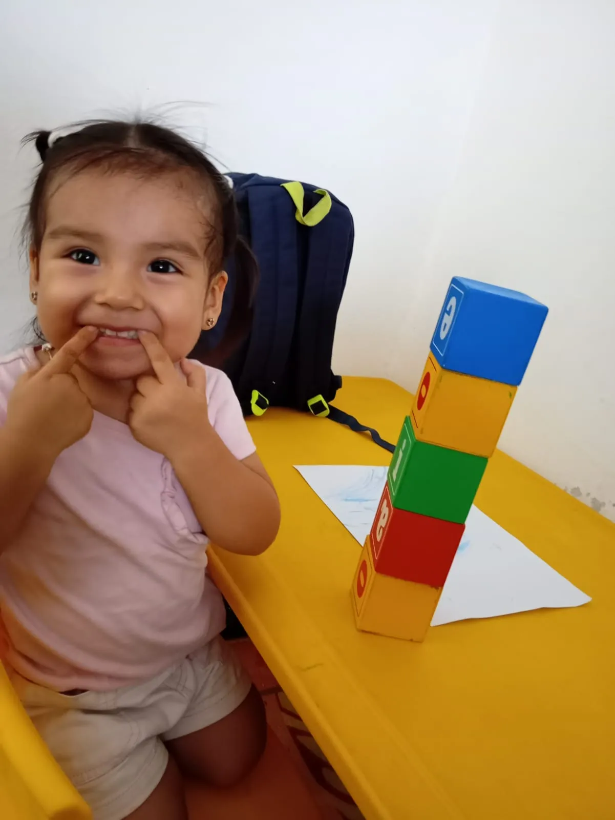 Niña aprendiendo con bloques didácticos en guardería Brisa de Hogar, Los Olivos