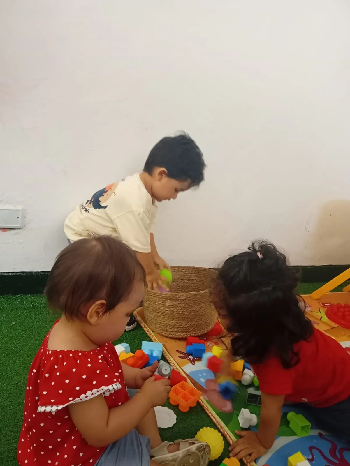 Niños socializando y jugando juntos en guardería Brisa de Hogar Los Olivos Lima