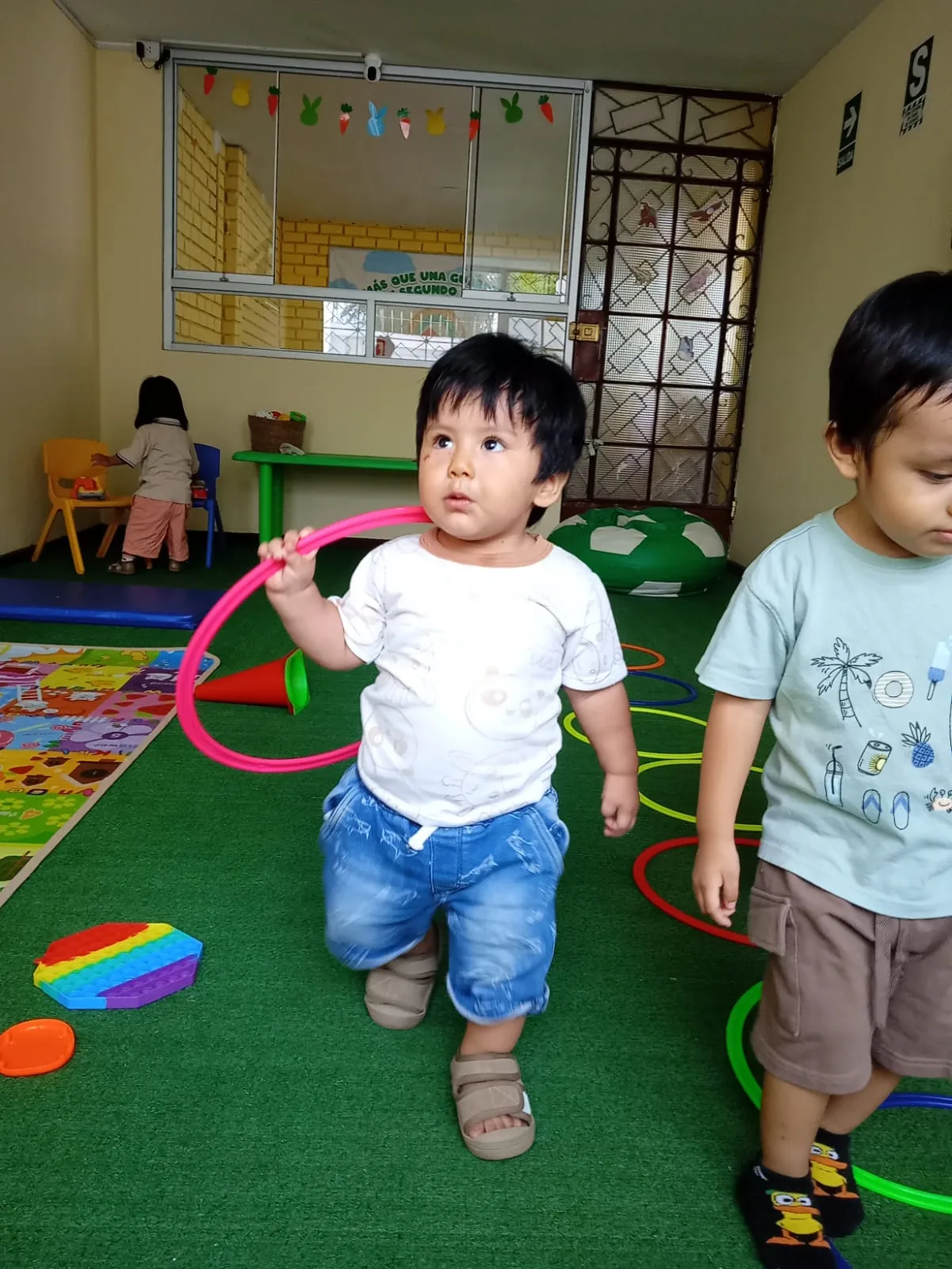 Niños desarrollando psicomotricidad con aros — guardería Brisa de Hogar Lima