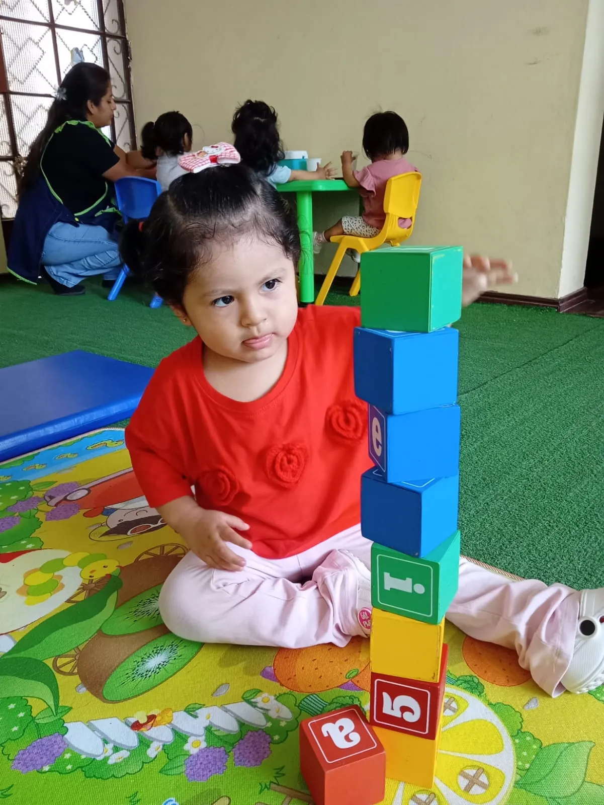 Aula principal guardería Brisa de Hogar — espacio seguro y estimulante, Los Olivos