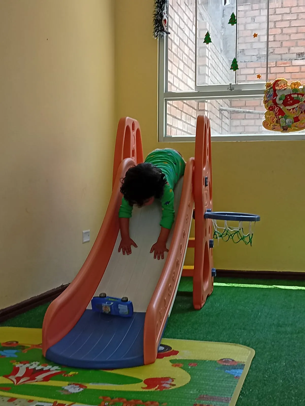 Área de juegos interior con tobogán — instalaciones guardería Brisa de Hogar