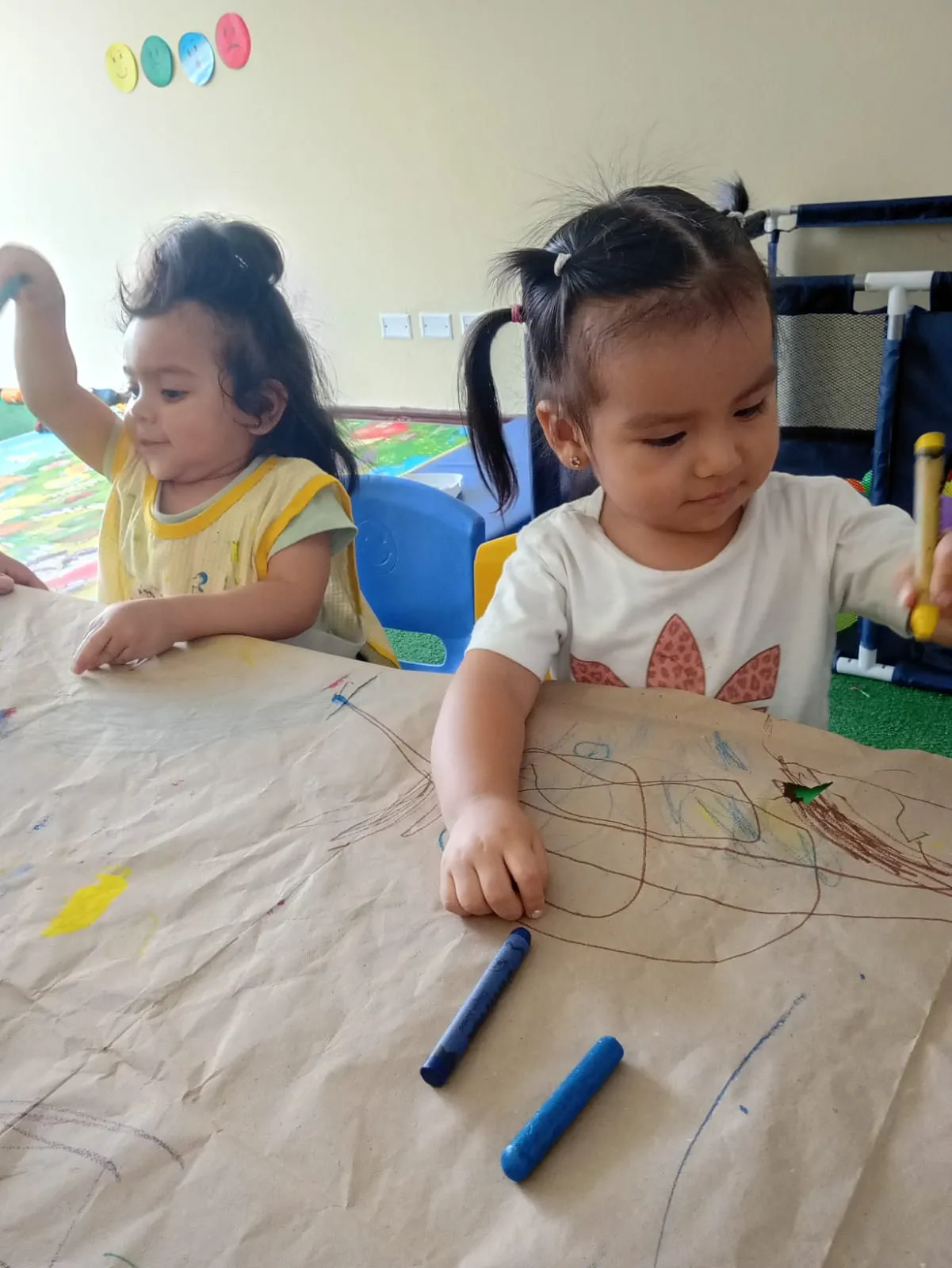 Niñas dibujando y coloreando — creatividad artística en guardería Brisa de Hogar